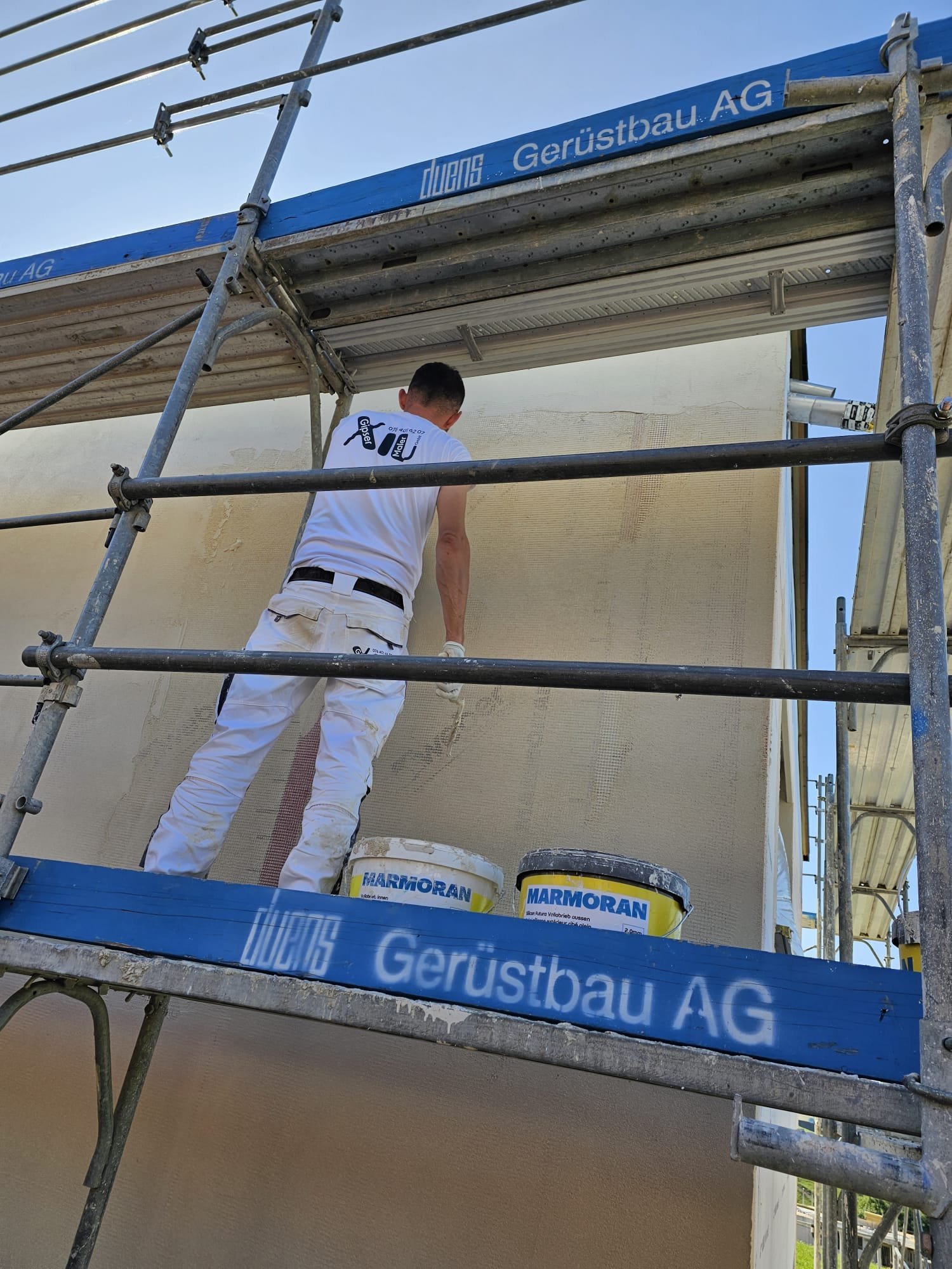 Fassadenarbeiten auf dem Gerüst