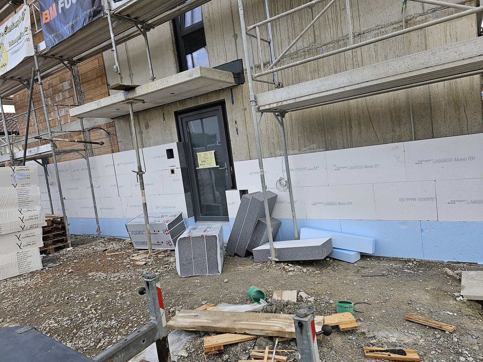 Fassade während der Aussendämmung